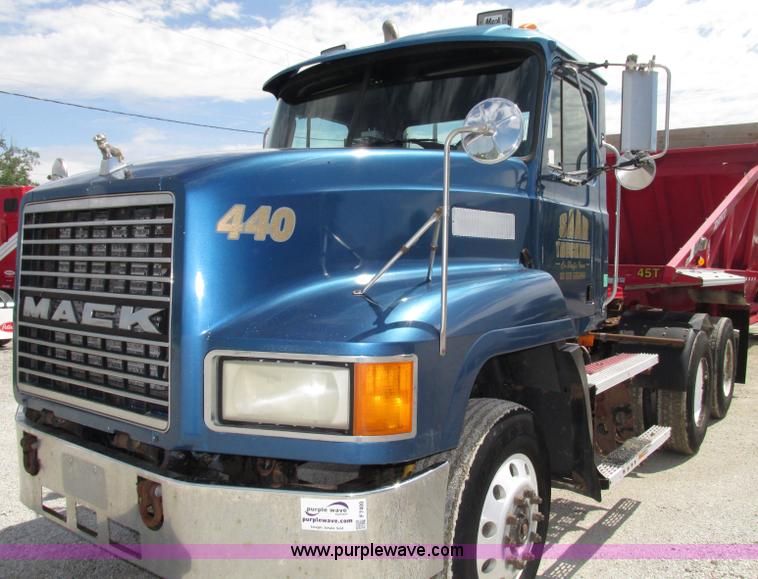 image for item F7400 1995 Mack CH613 semi truck