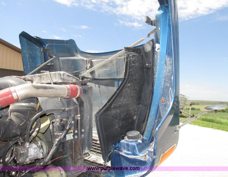 image for item F7400 1995 Mack CH613 semi truck