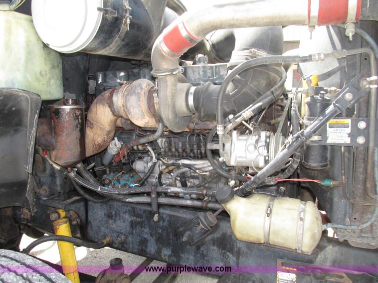 image for item F7400 1995 Mack CH613 semi truck