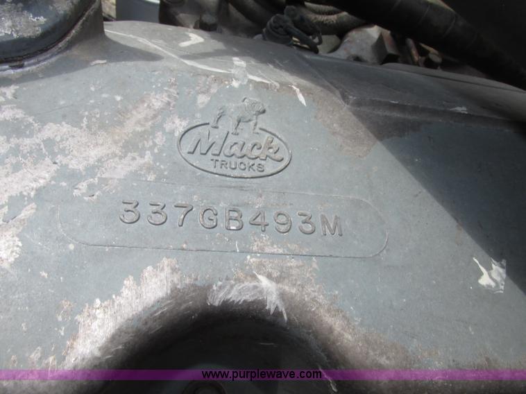 image for item F7400 1995 Mack CH613 semi truck