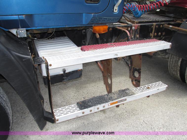 image for item F7400 1995 Mack CH613 semi truck