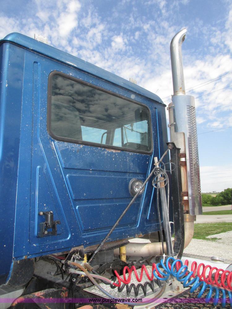 image for item F7400 1995 Mack CH613 semi truck