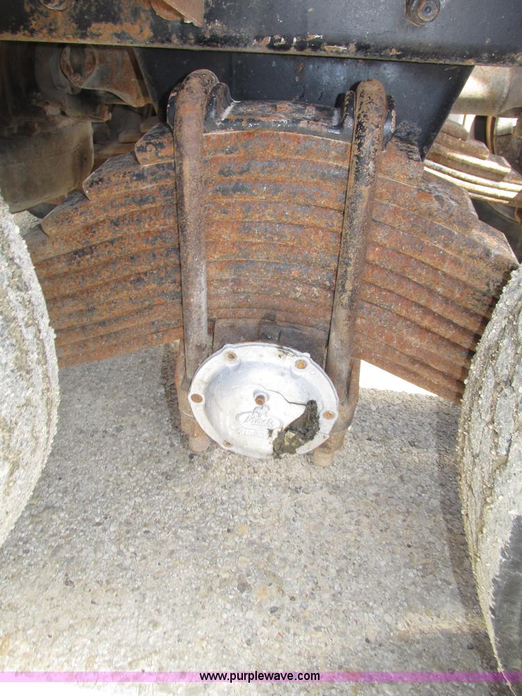 image for item F7400 1995 Mack CH613 semi truck