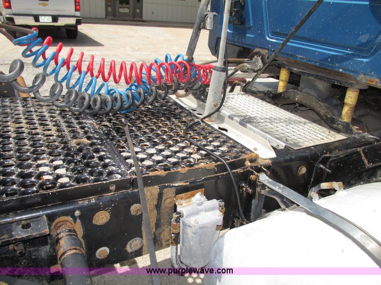 image for item F7400 1995 Mack CH613 semi truck