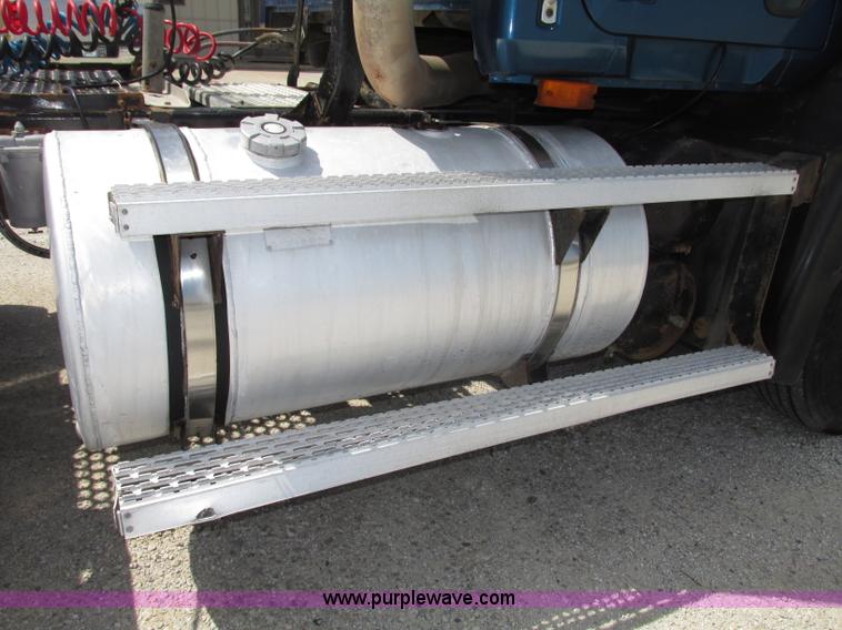 image for item F7400 1995 Mack CH613 semi truck