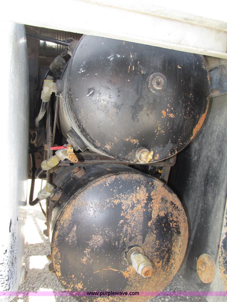 image for item F7400 1995 Mack CH613 semi truck