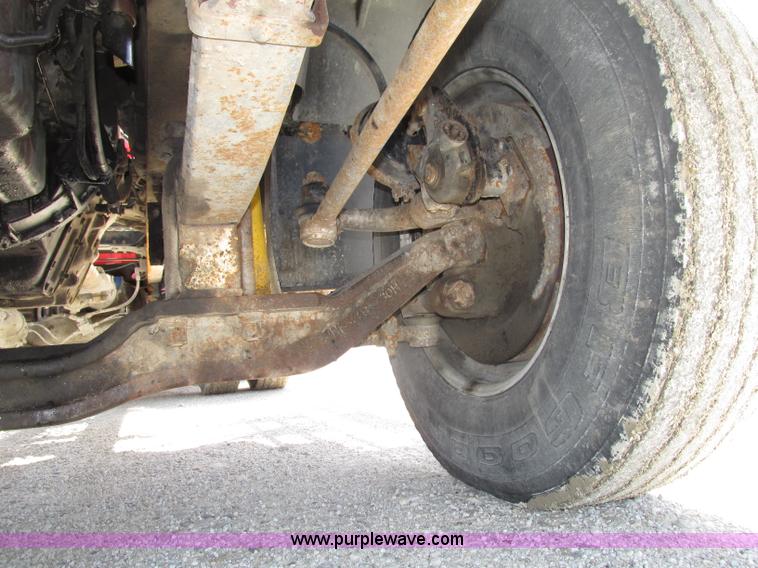 image for item F7400 1995 Mack CH613 semi truck