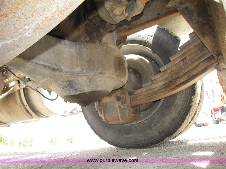 image for item F7400 1995 Mack CH613 semi truck