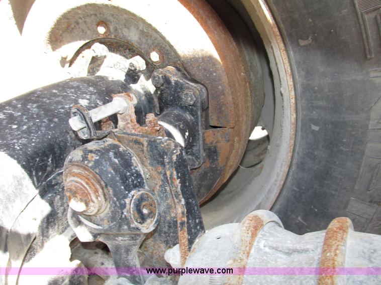 image for item F7400 1995 Mack CH613 semi truck