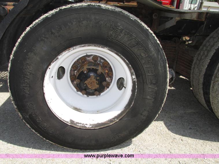 image for item F7400 1995 Mack CH613 semi truck