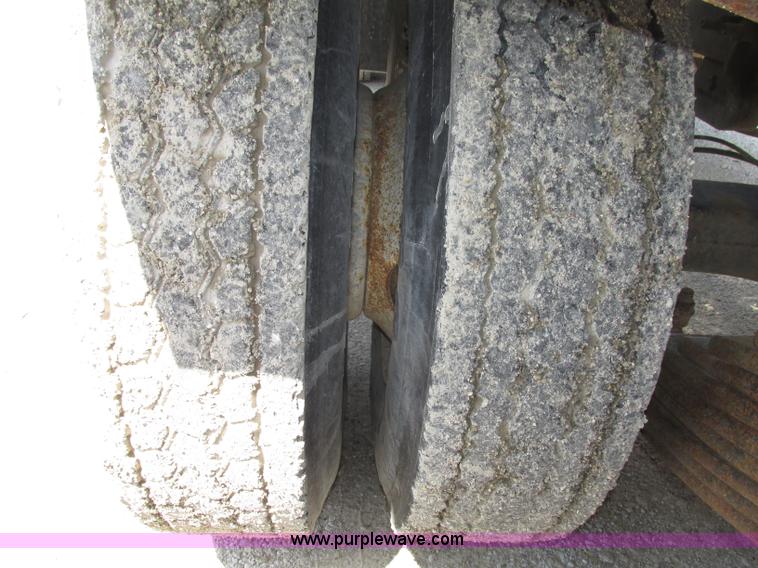 image for item F7400 1995 Mack CH613 semi truck