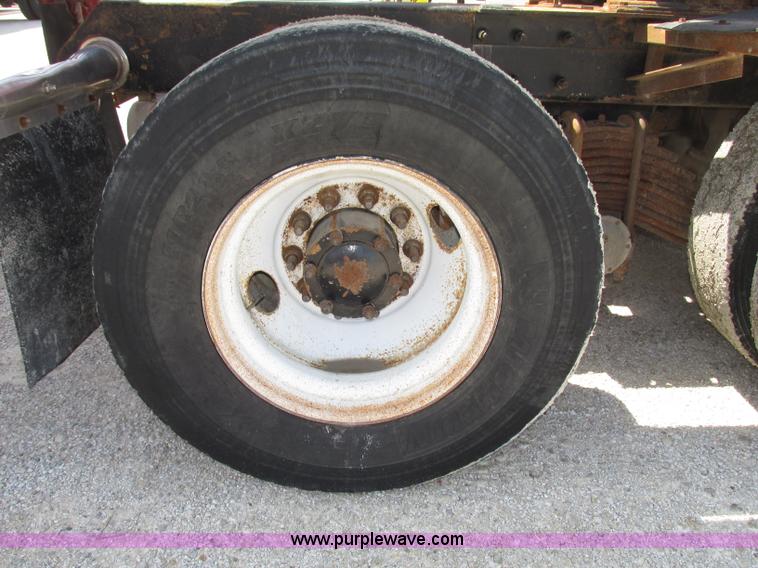 image for item F7400 1995 Mack CH613 semi truck