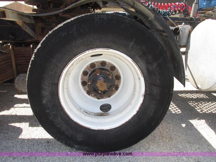 image for item F7400 1995 Mack CH613 semi truck