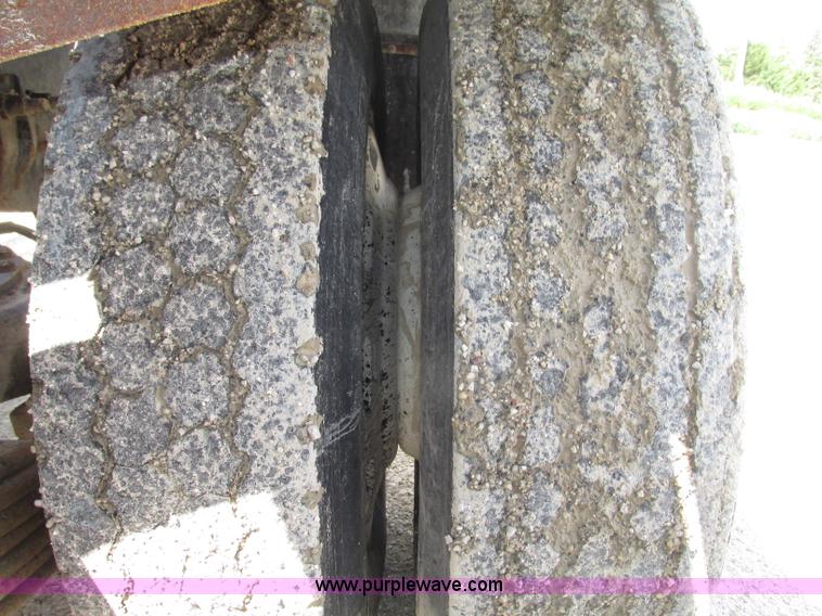 image for item F7400 1995 Mack CH613 semi truck