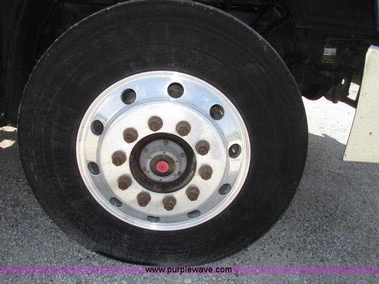 image for item F7400 1995 Mack CH613 semi truck