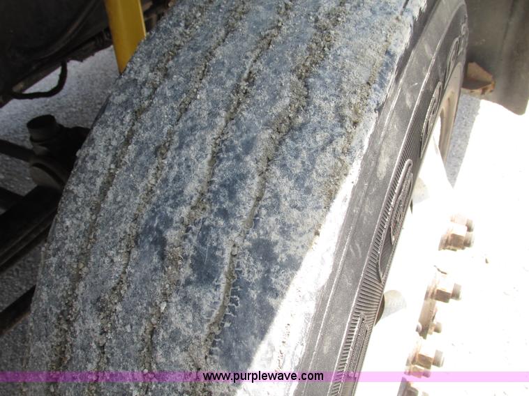 image for item F7400 1995 Mack CH613 semi truck