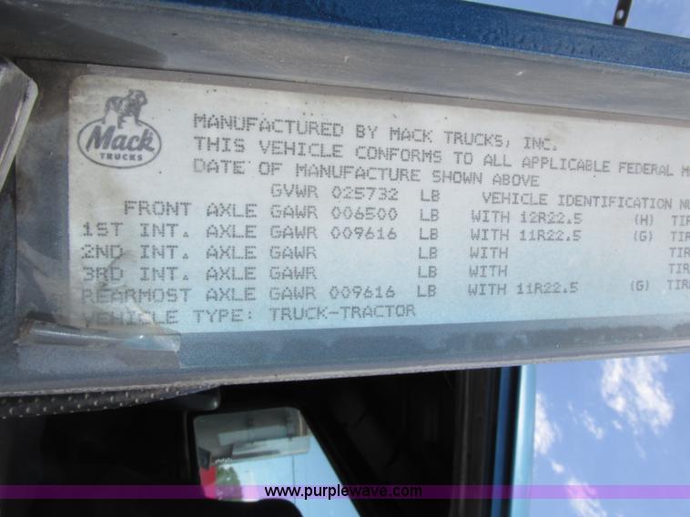 image for item F7400 1995 Mack CH613 semi truck