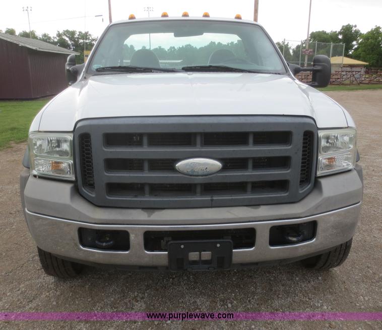 image for item G3083 2005 Ford F550 Super Duty XL truck cab and chassis