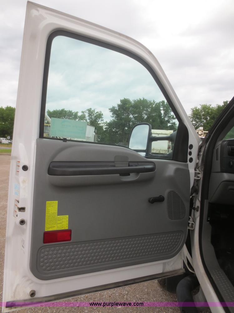 image for item G3083 2005 Ford F550 Super Duty XL truck cab and chassis