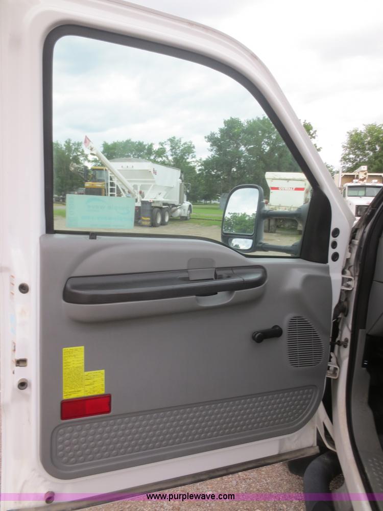 image for item G3083 2005 Ford F550 Super Duty XL truck cab and chassis