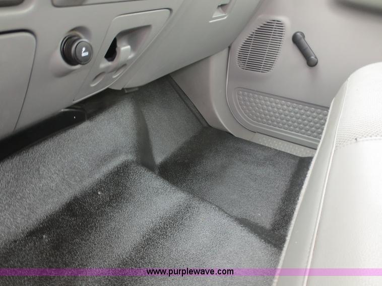 image for item G3083 2005 Ford F550 Super Duty XL truck cab and chassis