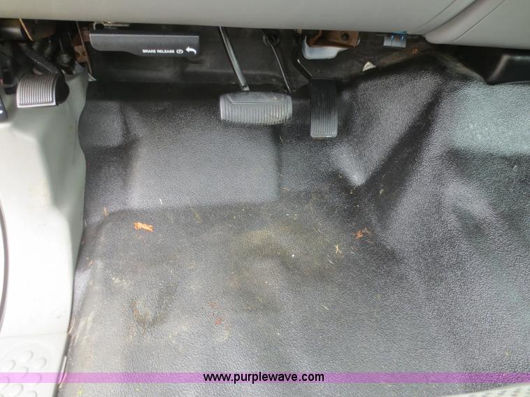 image for item G3083 2005 Ford F550 Super Duty XL truck cab and chassis