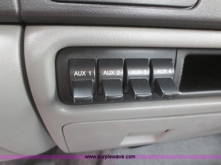 image for item G3083 2005 Ford F550 Super Duty XL truck cab and chassis