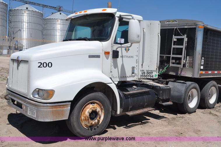 image for item G6487 2001 International 9100 semi truck