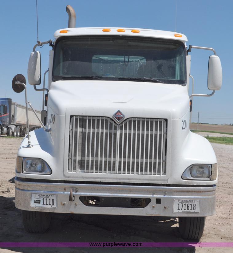image for item G6487 2001 International 9100 semi truck