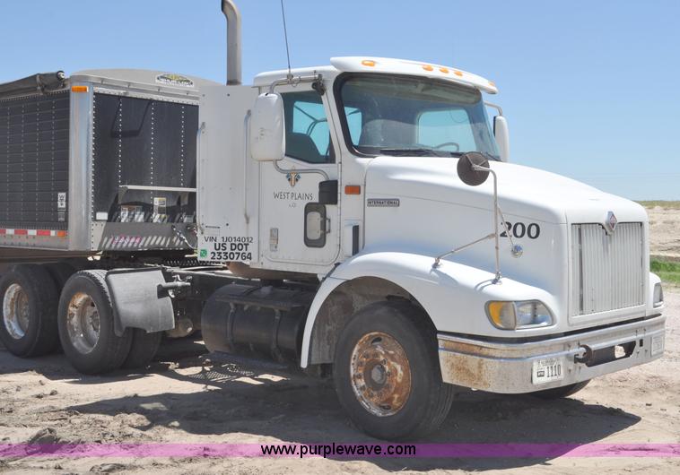 image for item G6487 2001 International 9100 semi truck