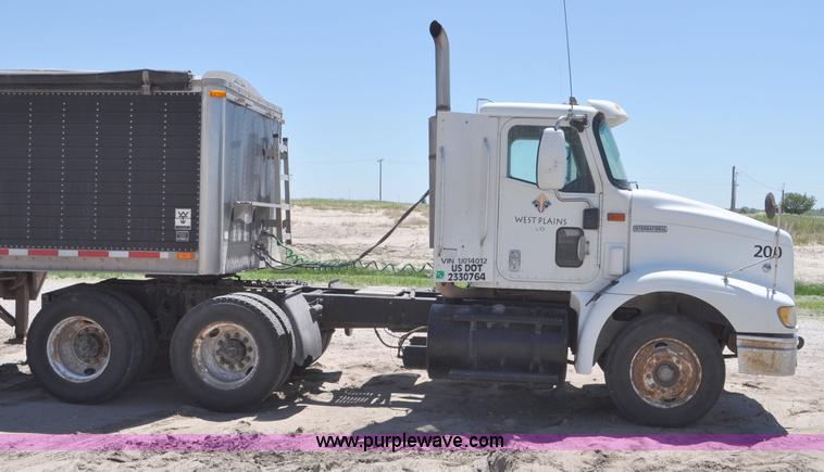 image for item G6487 2001 International 9100 semi truck