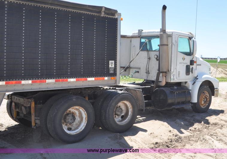 image for item G6487 2001 International 9100 semi truck