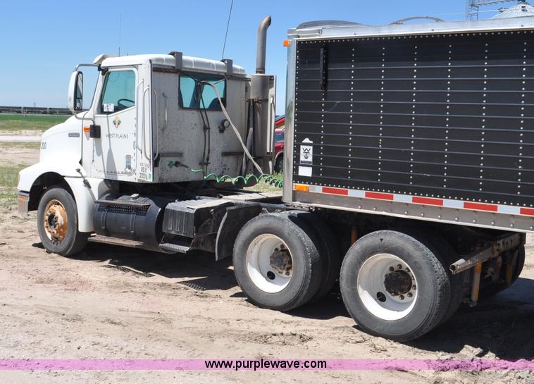 image for item G6487 2001 International 9100 semi truck