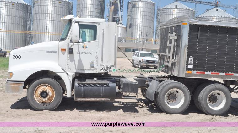 image for item G6487 2001 International 9100 semi truck