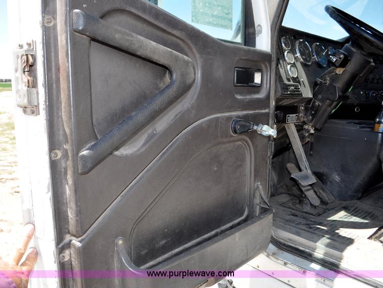 image for item G6487 2001 International 9100 semi truck