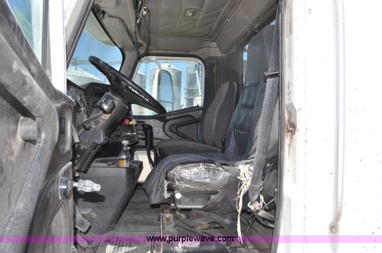 image for item G6487 2001 International 9100 semi truck