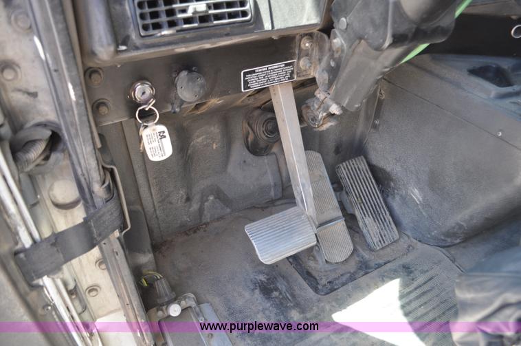 image for item G6487 2001 International 9100 semi truck