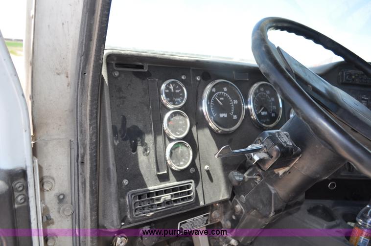 image for item G6487 2001 International 9100 semi truck