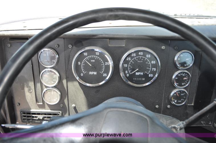 image for item G6487 2001 International 9100 semi truck