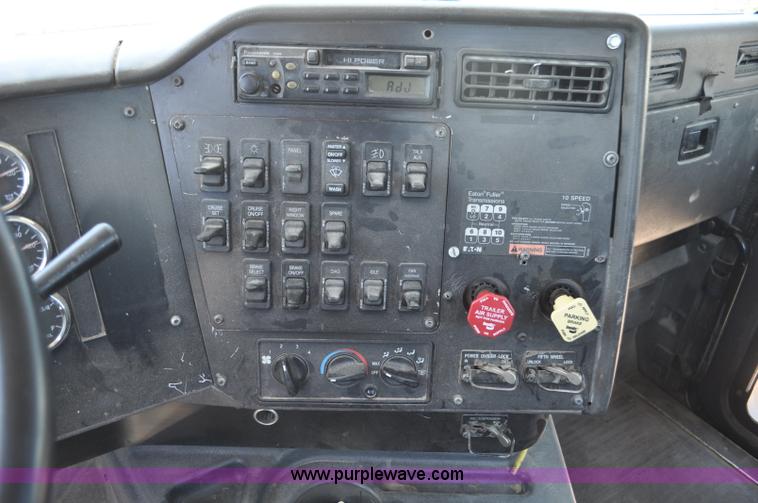 image for item G6487 2001 International 9100 semi truck