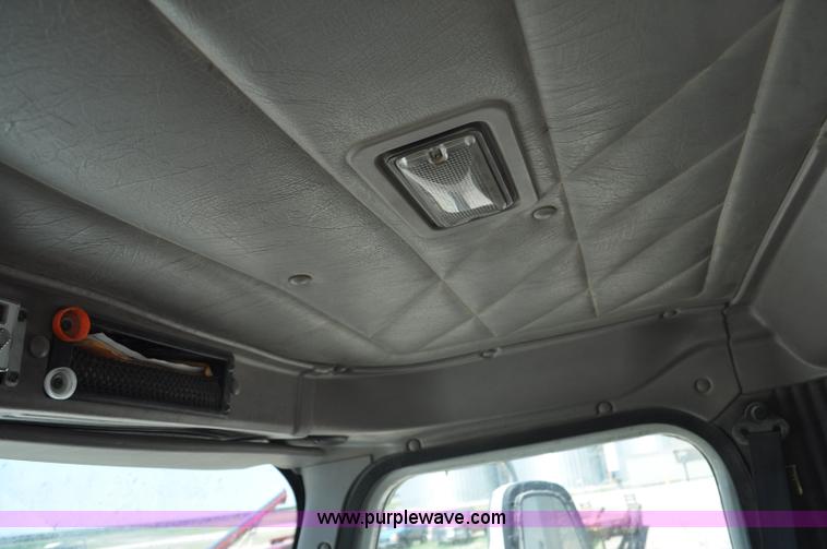 image for item G6487 2001 International 9100 semi truck