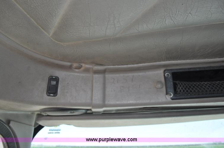 image for item G6487 2001 International 9100 semi truck