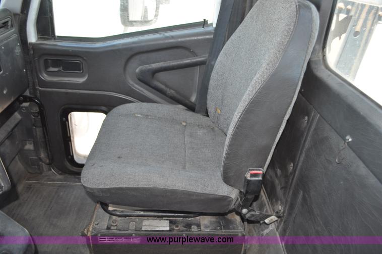 image for item G6487 2001 International 9100 semi truck