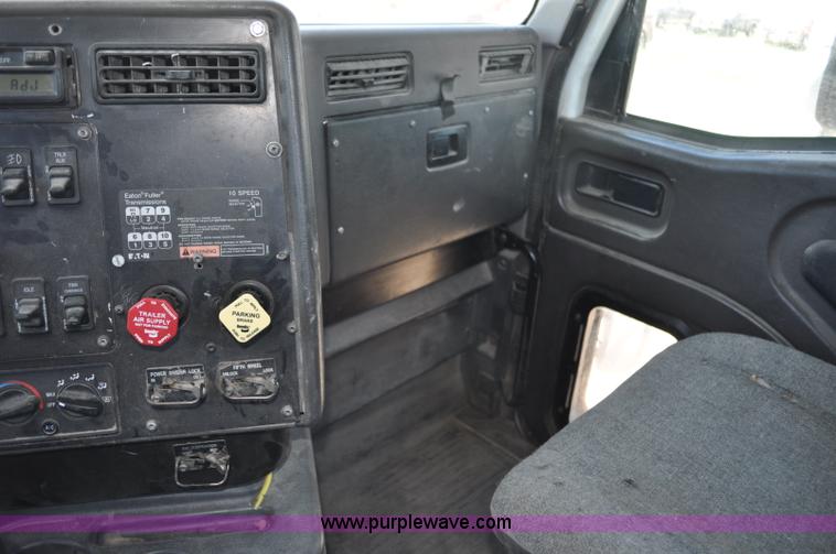 image for item G6487 2001 International 9100 semi truck