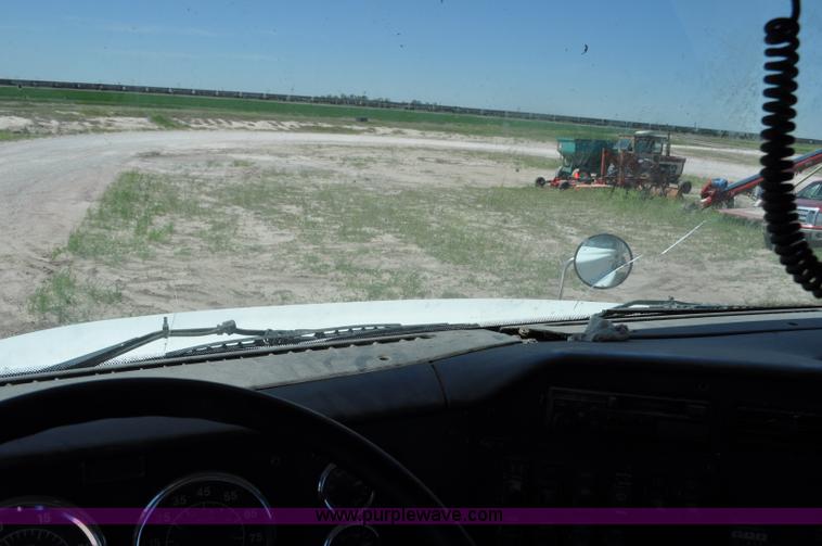 image for item G6487 2001 International 9100 semi truck