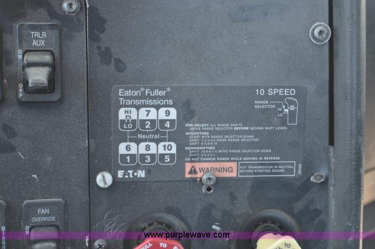 image for item G6487 2001 International 9100 semi truck