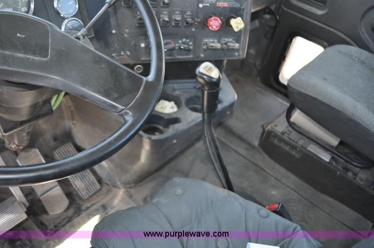 image for item G6487 2001 International 9100 semi truck