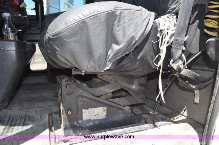 image for item G6487 2001 International 9100 semi truck