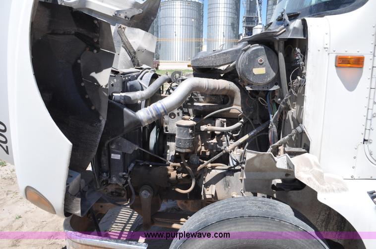 image for item G6487 2001 International 9100 semi truck