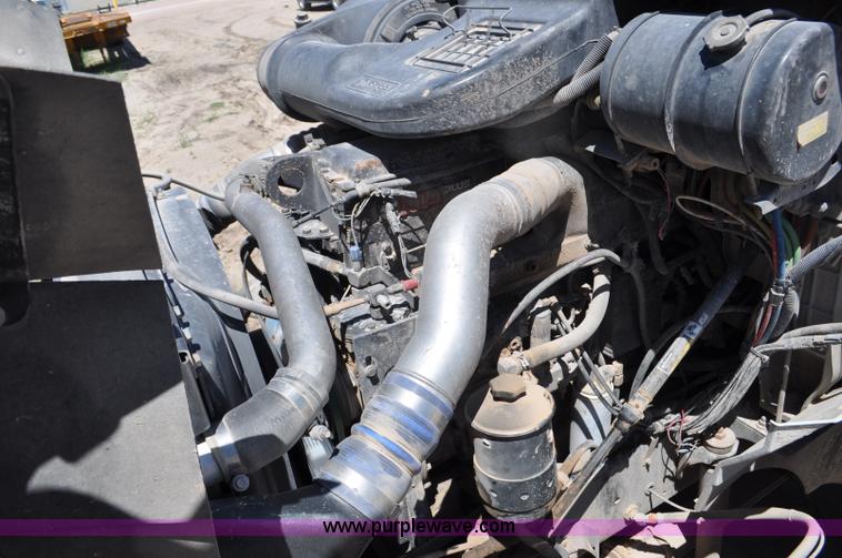 image for item G6487 2001 International 9100 semi truck